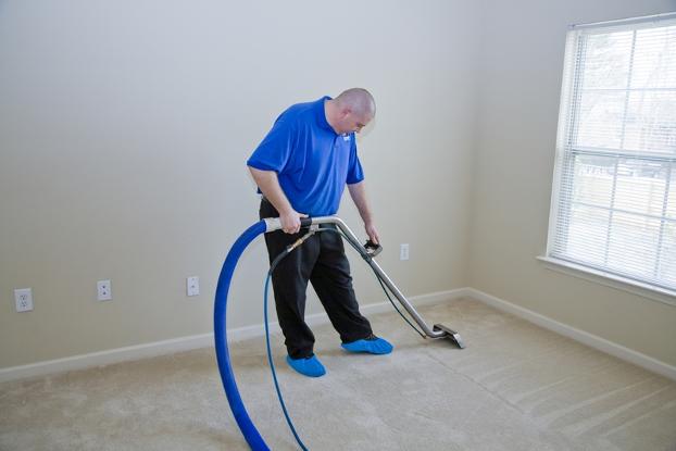 carpet-cleaning-idaho-falls-professional-man